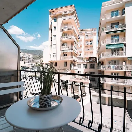 Sanny In The Center *